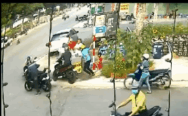 Video: Cướp xe máy giữa ngã ba đường, choáng trước màn phân chia