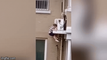 Video: Thót tim cảnh đỡ bé trai 2 tuổi rơi từ tầng 5