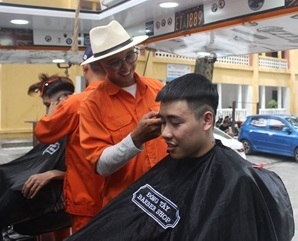 Tiệm cắt tóc sinh viên đặc biệt giá 2.000 đồng