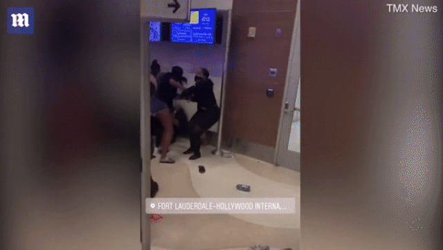 Video: 3 nữ hành khách ném đồ, đánh hội đồng nhân viên sân bay vì lý do 