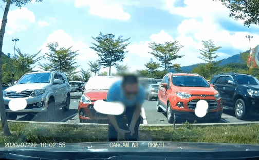 Cư dân mạng bất bình với kẻ đạo đức giả, vờ giúp người rồi ngay sau đó có hành động xấu xí đến khó tin