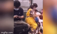 Video: Phẫn nộ cảnh bà tát cháu liên tiếp trên tàu điện ngầm chỉ vì không chịu đeo khẩu trang