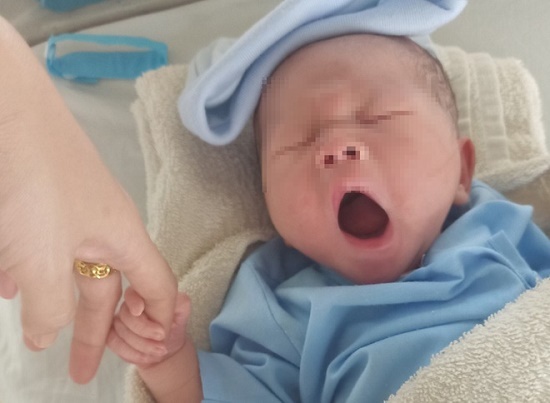 Xót xa bé trai kháu khỉnh bị bỏ rơi trên băng ghế đá giữa đêm vắng