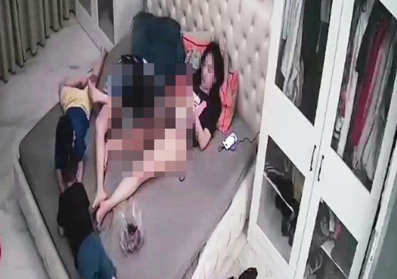 Vụ người phụ nữ bán khỏa thân để trẻ chạm