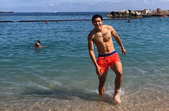 Đoàn Văn Hậu khoe thân hình vạm vỡ, cơ bắp cuồn cuộn nhưng dòng chữ trên ngực mới gây chú ý