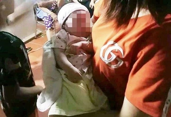 Xót xa bé gái 2 tháng tuổi bị bỏ rơi cùng dòng chữ viết vội trên chiếc vỏ phong bì