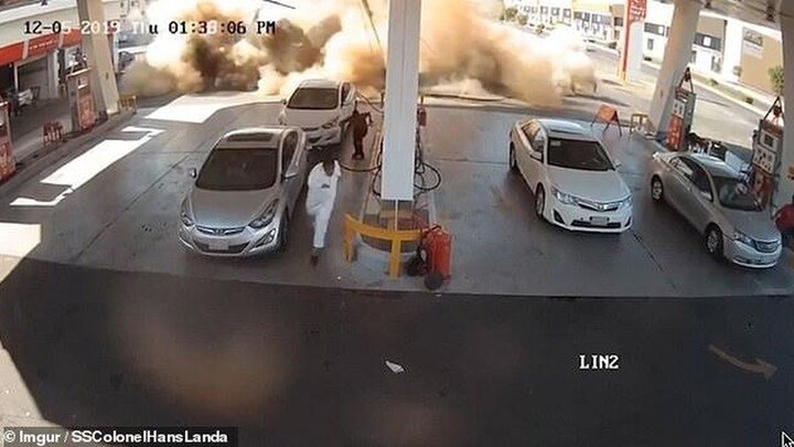 Video: Trạm xăng bất ngờ phát nổ như bom khi xe bồn đang tiếp nhiên liệu
