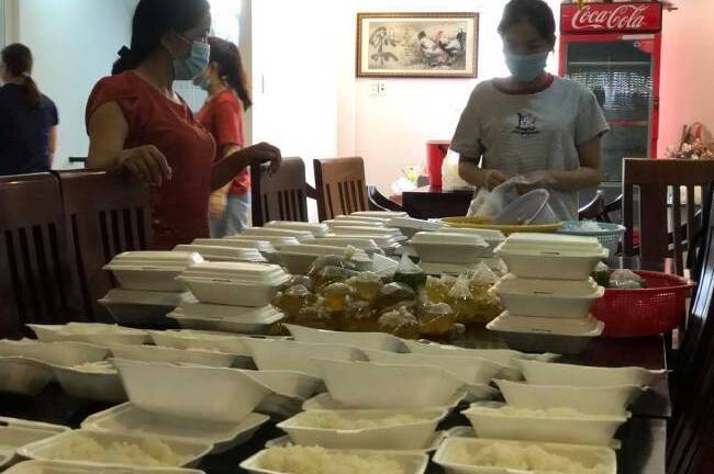 Cảm động nữ doanh nhân phát miễn phí hàng trăm hộp cơm mỗi ngày giữa dịch Covid-19