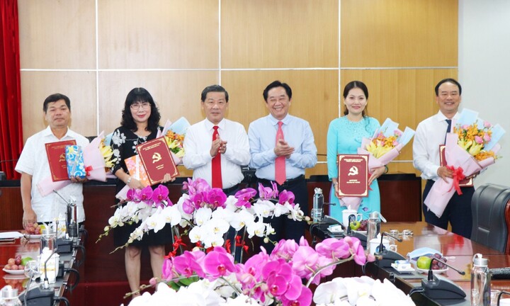 Bình Dương trao các quyết định về công tác cán bộ