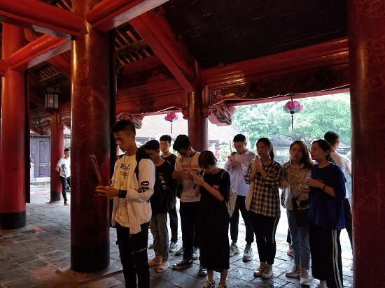 Bất chấp mưa nặng hạt hàng loạt sĩ tử vẫn đến Văn Miếu – Quốc Tử Giám cầu may