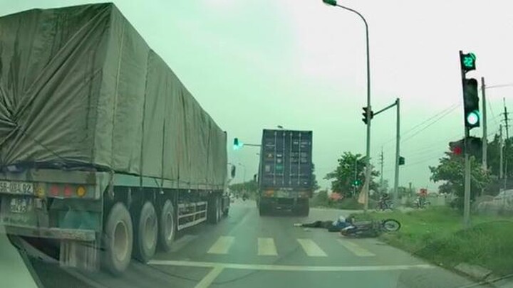 Video: Khoảnh khắc container vượt ẩu, cán tử vong nữ sinh rồi tăng ga bỏ chạy