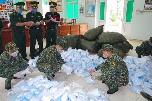 Thu giữ 90.000 chiếc khẩu trang y tế vận chuyển trái phép qua biên giới