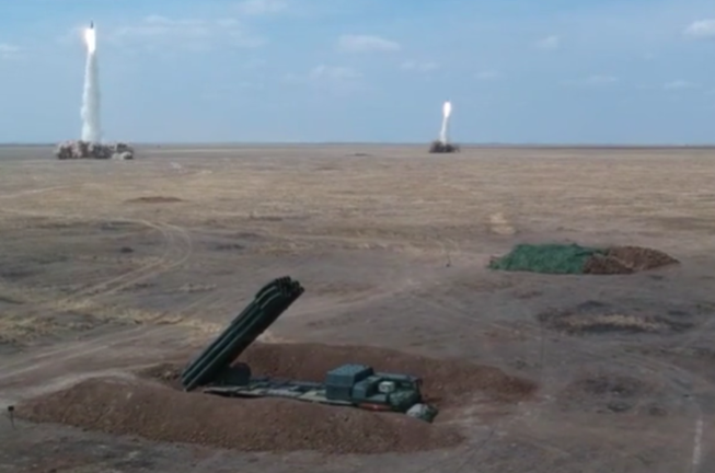 Video: Nga bắn loạt tên lửa đạn đạo trúng mục tiêu cách 90 km