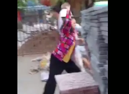 Đà Nẵng: Bị nhắc nhở xây dựng trái phép trong mùa dịch, 5 người trong gia đình vác gạch đá chống trả công an