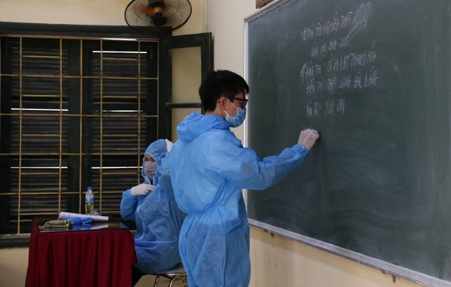 Thanh Hóa: Phòng thi đặc biệt duy nhất 1 thí sinh, 2 giám thị mặc đồ bảo hộ
