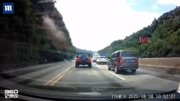 Video: Đứng tim cảnh núi lở, nhiều ô tô đang di chuyển bị đất đá vùi lấp