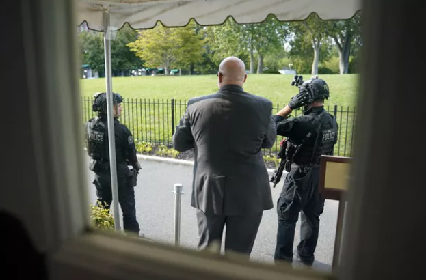 Nổ súng bên ngoài Nhà Trắng, Tổng thống Trump được mật vũ Mỹ hộ tống rời họp báo ngay lập tức