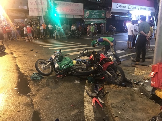 Hiện trường kinh hãi vụ nữ tài xế lái Camry tông loạt xe máy chờ đèn đỏ ở TP.HCM