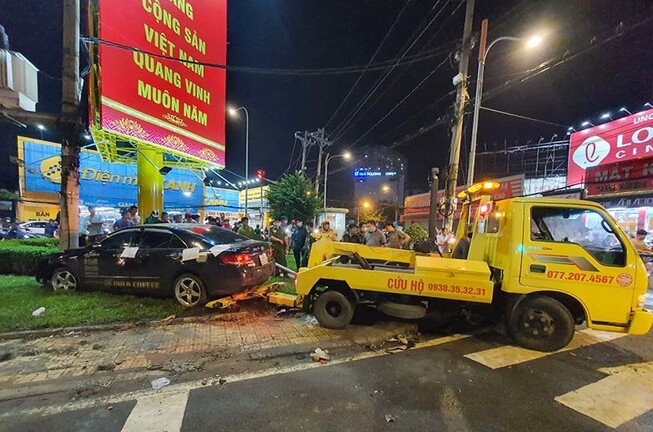 Tin tai nạn giao thông mới nhất ngày 15/8/2020: Nữ tài xế 23 tuổi lái camry húc hàng loạt xe máy có những lỗi gì?