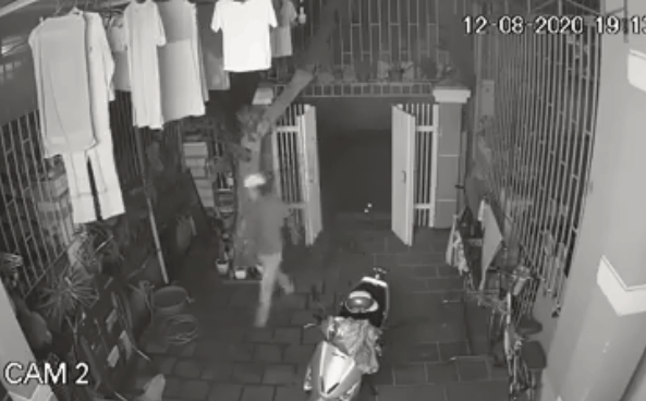 Video: Xe máy dựng giữa sân nhưng tên trộm chỉ 