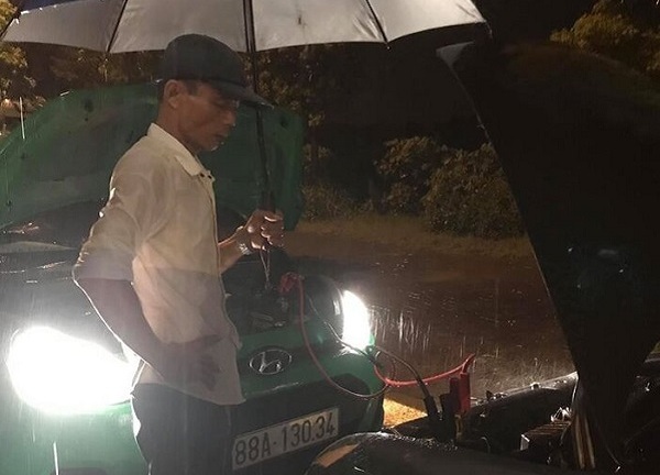 2 lần liên tiếp giúp người gặp chuyện giữa đêm mưa tầm tã, anh tài xế khiến triệu người xúc động