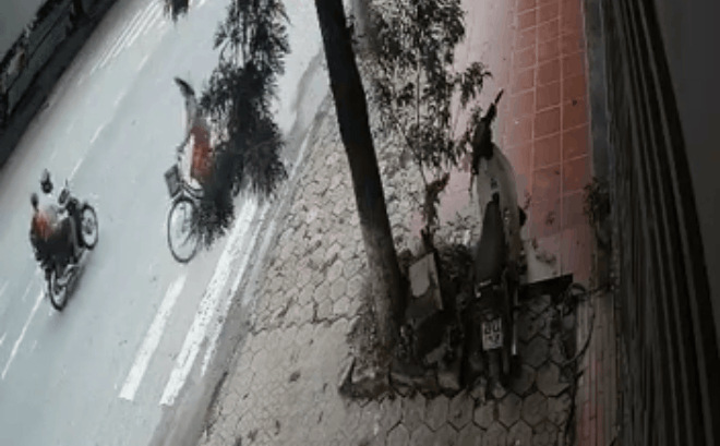 Video: Cú bẻ lái của người phụ nữ đạp xe khiến người đàn ông vạ lây