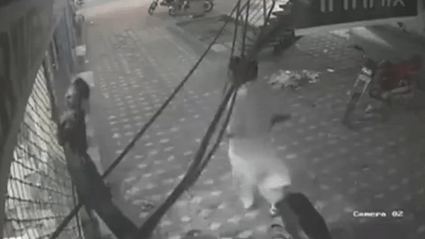 Video: Người đàn ông nhanh tay dùng khăn cứu người bị điện giật trong tích tắc