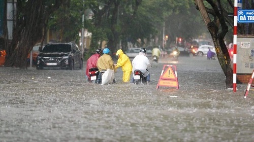 Áp thấp nhiệt đới vào tới Biển Đông, miền bắc mưa lớn kéo dài