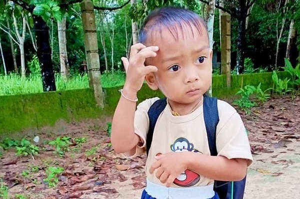 Bị bỏ quên trên xe buýt của nhà trường, bé trai 2 tuổi tử vong thương tâm