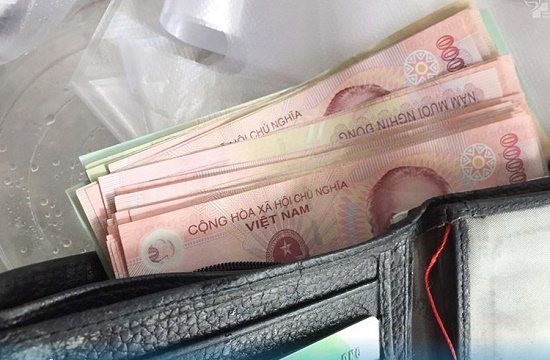 Nhặt được tiền ở căng tin bệnh viện, nữ nhân viên tìm cách trả lại