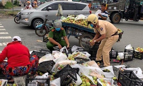 Cảnh sát giao thông giúp dân gặp nạn trên đường