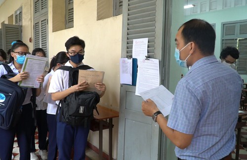 Giáo viên coi thi tốt nghiệp THPT mắc Covid-19, gần 1.300 người được thông báo cách ly khẩn