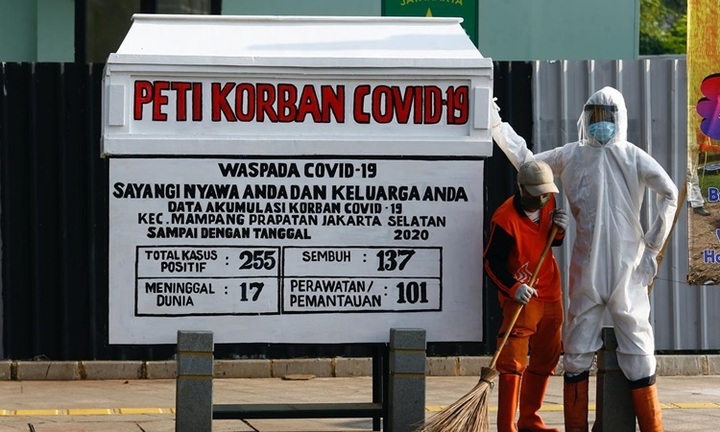 Indonesia sử dụng quan tài giả cảnh báo người dân về Covid-19