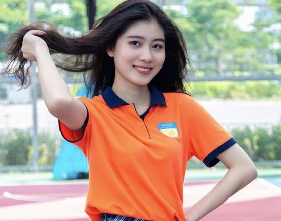 Nữ sinh trường Hutech mang vẻ đẹp ngọt ngào, diện đồng phục cũng