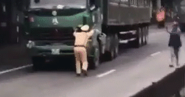 Video: CSGT Ninh Bình bị tài xế đẩy chạy lùi hàng chục mét