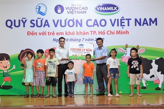 Quỹ sữa vươn cao Việt Nam: Vượt trở ngại Covid để mang 1,7 triệu ly sữa đến trẻ em khó khăn 