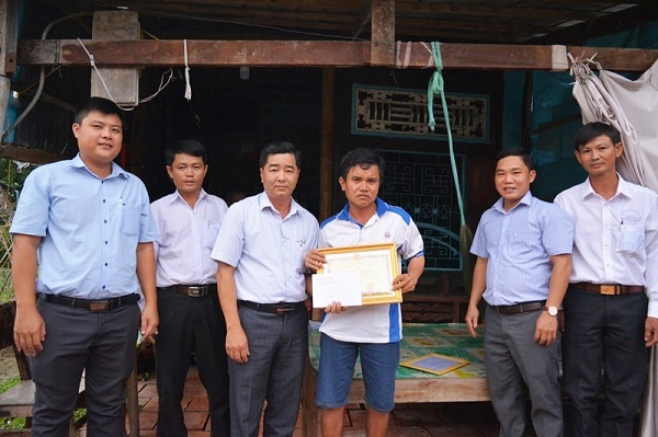 Anh bán vé số nghèo trả lại giải thưởng 30 triệu đồng cho khách