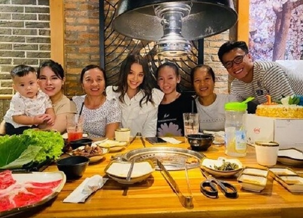 Loạt ảnh đời thường của mẫu Tây hẹn hò với Bùi Tiến Dũng: Dân mạng thốt lên quá đỗi xinh đẹp