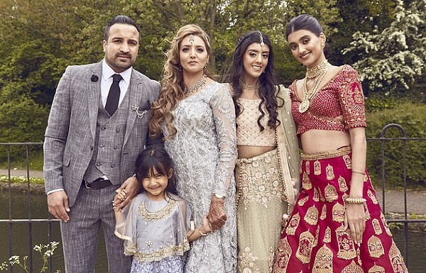 Ngưỡng mộ bà mẹ U50 trông như chị của con gái, thường xuyên bị hỏi giấy tờ tùy thân vì quá trẻ