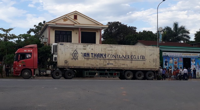 Tin tai nạn giao thông mới nhất ngày 25/8/2020: Nữ cán bộ ngân hàng tử vong sau va chạm với container