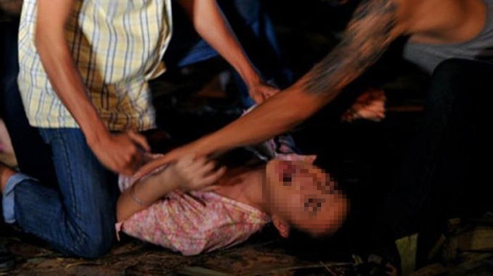 Vụ thiếu nữ thất tình bị 4