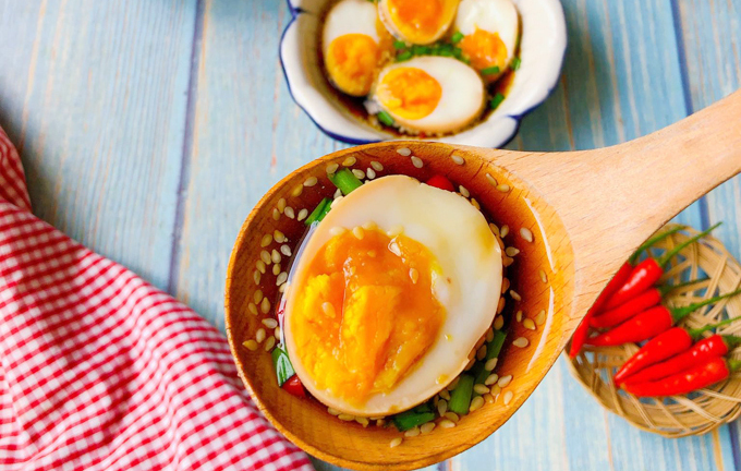 Đưa cơm với trứng ngâm nước tương, càng ăn càng nghiền