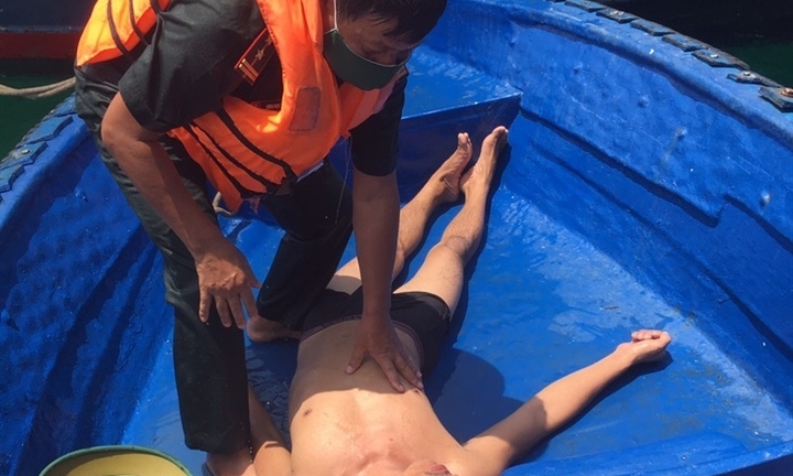 Biên phòng cửa khẩu cảng Hải Phòng cứu nạn kịp thời ngư dân bị rơi xuống biển