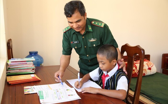 'Bố nuôi' trên đỉnh Trường Sơn bạt ngàn nắng gió
