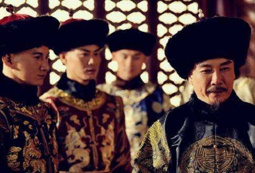 Hoàng tử được Khang Hi yêu quý nhất, tay nắm binh quyền nhưng tự bỏ lỡ cơ hội lên ngôi hoàng đế