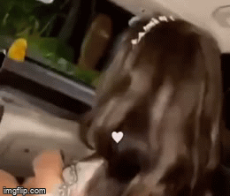 Bùi Tiến Dũng lái Mercedes tiền tỷ đưa bạn gái nóng bỏng đi chơi, hành động nhún nhảy của cô nàng gây chú ý