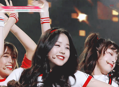 Khoảnh khắc trớ trêu của nữ idol Kpop 16 tuổi đã sở hữu chiều cao