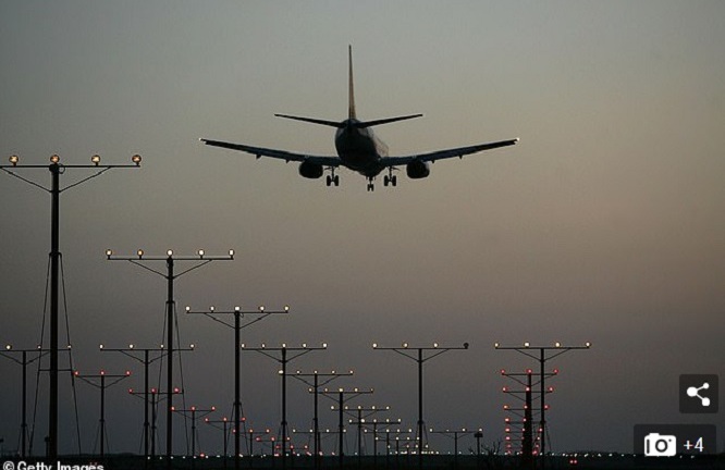 Phi công Mỹ khẳng định nhìn thấy người lướt ván bay ở độ cao gần 1000m 