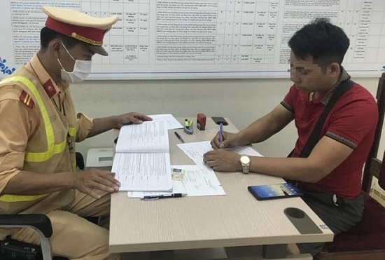 Tin tức pháp luật mới nhất ngày 4/9/2020: Quay đầu xe trên cao tốc, tài xế xe khách nhận kết đắng