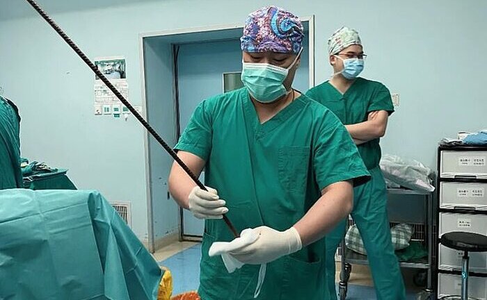 Bị thanh thép xuyên qua cơ thể, nữ công nhân thoát khỏi bàn tay tử thần một cách không ngờ